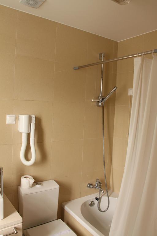 Hotel Zenite أنغرا دو إِراويزو الغرفة الصورة