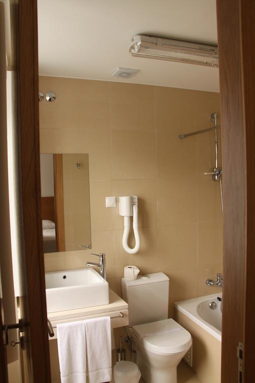 Hotel Zenite أنغرا دو إِراويزو الغرفة الصورة